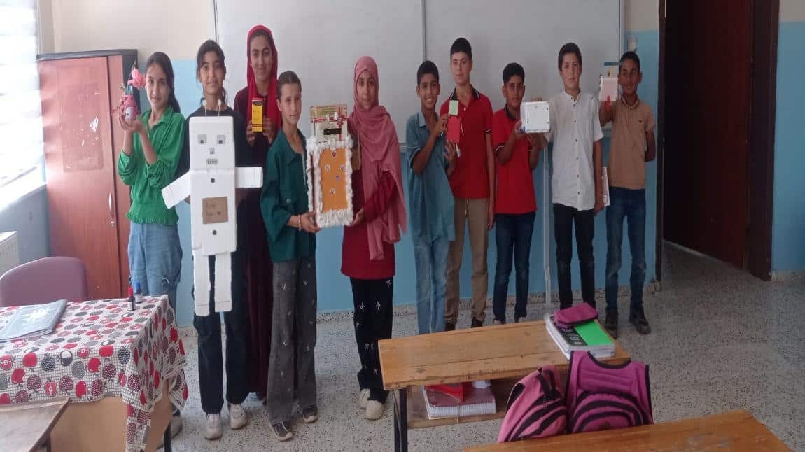 Öğrencilerimiz Robot Maketlerini Yaptılar (7/A Sınıfı)